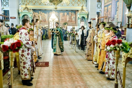 21 момчета – потомци на светци, помагат в храма и за най-светлия празник